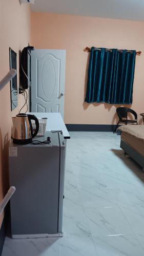 a living room with a television and a refrigerator at สำเภาทองรีสอร์ท in Ban Don Sai