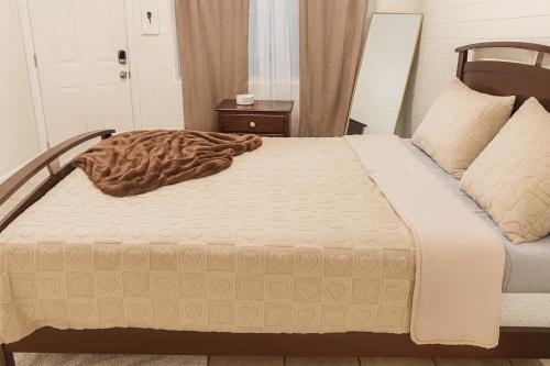 SolStar Suite - Steps From Tucson's NEW Casino في توسان: سرير عليه بطانية بنية اللون