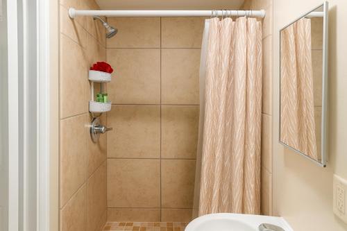 SolStar Suite - Steps From Tucson's NEW Casino في توسان: حمام مع دش ومرحاض