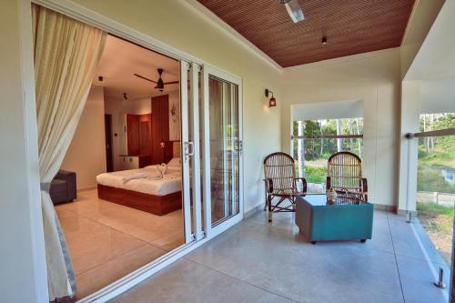 Фотография из галереи amaze Beach Resort в Варкале