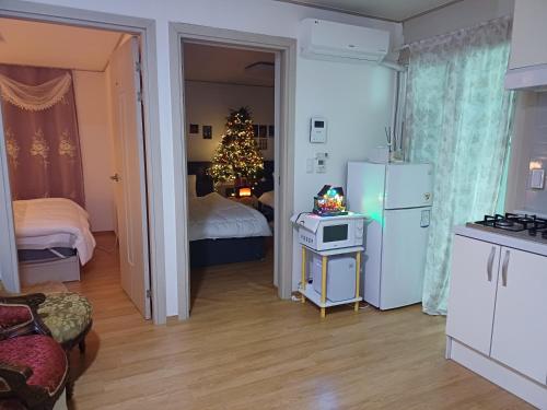 Kuchyň nebo kuchyňský kout v ubytování two room Cozy and Cool House Food alley