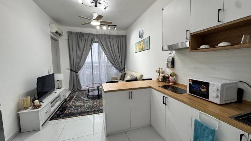 Η κουζίνα ή μικρή κουζίνα στο Sky Trees Bukit Indah netflix and wifi