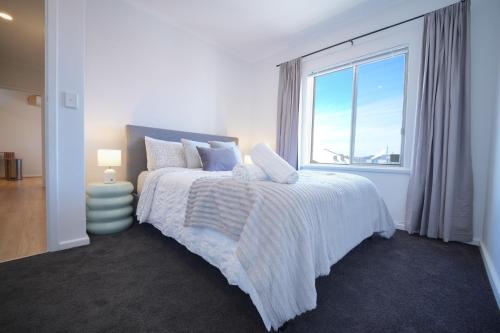 Ένα ή περισσότερα κρεβάτια σε δωμάτιο στο Anzac Highway Getaway Apartment in Plympton