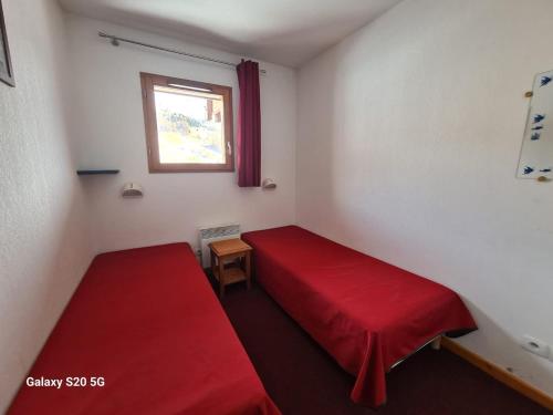 una piccola stanza con due letti e una finestra di T3 Les Cristallines a Orcières