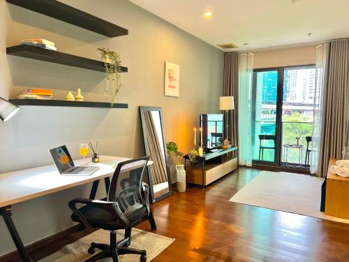 an office with a desk and a chair in a room at 1minBTSThonglor:NearEmDistrict|Balcony|Washer|WiFi in Khlong Toei