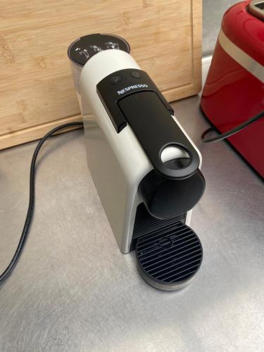 デロレインにあるHeart of Deloraineのカウンターの横の床に置かれたヘアドライヤー