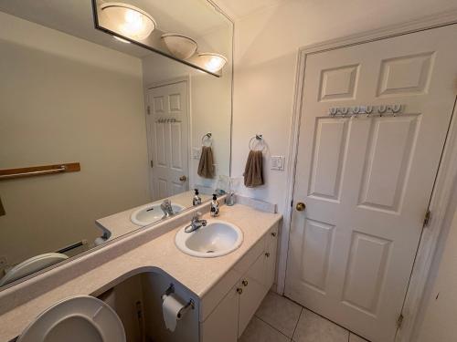 Et badeværelse på Vancouver Guest House - Airport & Downtown 15 Min - Free Parking & Fast Wi-Fi