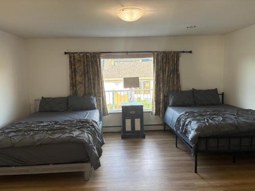 En eller flere senge i et værelse på Vancouver Guest House - Airport & Downtown 15 Min - Free Parking & Fast Wi-Fi