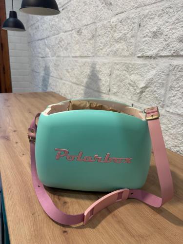 una bolsa azul sentada sobre una mesa en Origen Bed and Breakfast, en Villargordo del Cabriel