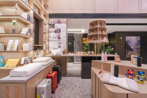 Atour S Hotel Wuxi Nanchang Street في ووشي: غرفة بها أمتعة على الرفوف في المتجر