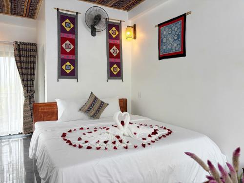 En eller flere senge i et værelse på Mai Chau Bamboo Homestay