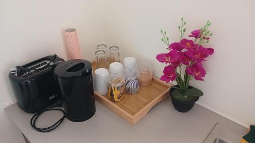 Příslušenství pro přípravu čaje a kávy v ubytování Apia, Vailoa Studio, 1King Bed, AC, Wifi, 5min from Town