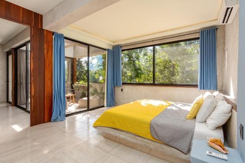 Ένα ή περισσότερα κρεβάτια σε δωμάτιο στο UTSKIN By ZENDA - Luxury Villas & Private Pools