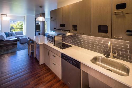 Kuchyň nebo kuchyňský kout v ubytování Hyatt House Seattle Downtown