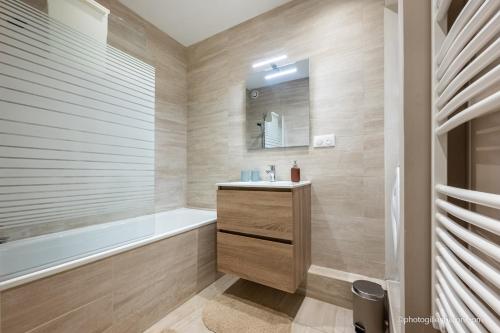 Ένα μπάνιο στο Appartement pieds des pistes et commerces