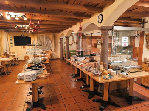 a kitchen with a long table with dishes on it at B&B Bela Riva in Savognin