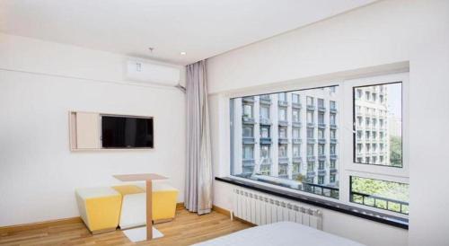 TV a/nebo společenská místnost v ubytování 7 Days Inn Harbin West Railway Station