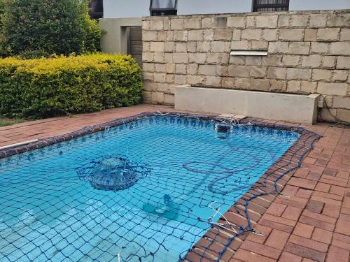 een groot zwembad met bij 5Viooltjiestraat in Riversdale