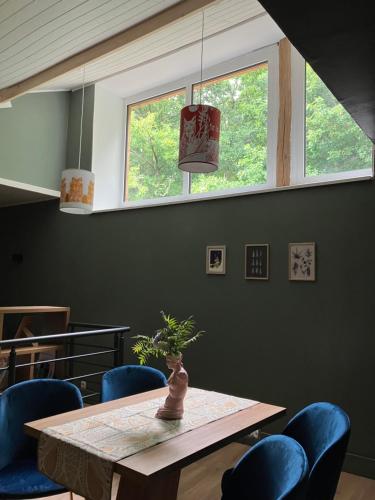 een eetkamer met een tafel en stoelen en een raam bij Le printemps, gîte nature in Bruyères