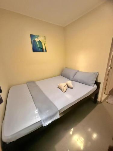 En eller flere senge i et værelse på AA Jungle Guesthouse