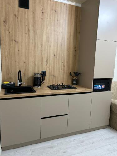 Η κουζίνα ή μικρή κουζίνα στο VIP квартира гостиничного типа Jana Qala