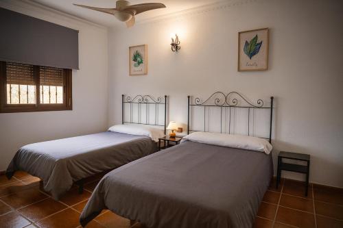 En eller flere senge i et værelse på Villa Encarni