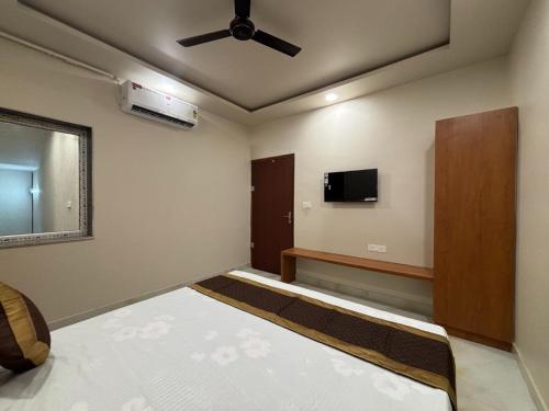 TV a/nebo společenská místnost v ubytování Hotel Kajal Inn