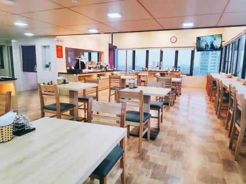 Restoran või mõni muu söögikoht majutusasutuses Azumaya Hotel Hai Phong