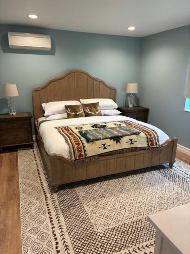 Postel nebo postele na pokoji v ubytování The Plain Jane-Simple Comfort in Walla Walla Valley Wine Country