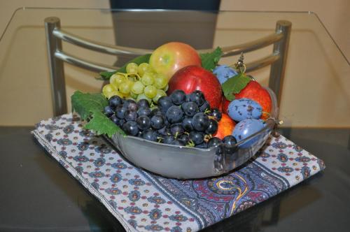 uma taça de fruta sentada numa mesa em Apartment Adriana em Biograd na Moru