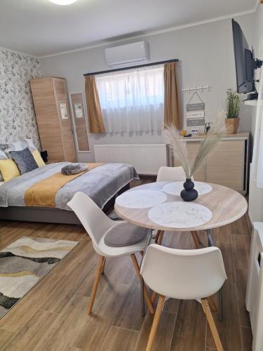 Postel nebo postele na pokoji v ubytování Várfal apartman