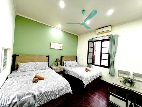 Una cama o camas en una habitación de LushStay Cao Bá Quát