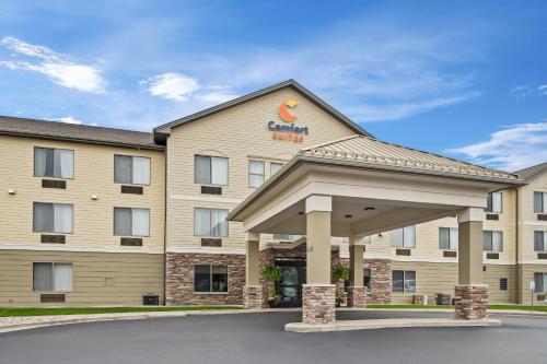a front view of a hotel with a gated entrance at Comfort Suites Grandville - Grand Rapids SW in Grandville