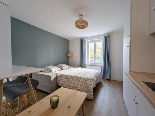 Ένα ή περισσότερα κρεβάτια σε δωμάτιο στο Studio cosy rez de chaussée proche nature