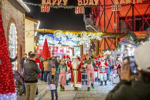 Thissio Hideaway Suite في أثينا: مجموعة من الناس يتجولون في شارع بديكورات عيد الميلاد