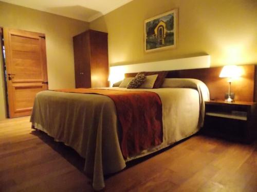 a bedroom with a large bed in a room at Noha Casa de Campo in Colón