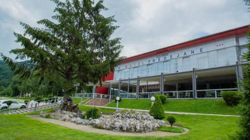 a building with a garden in front of it at Motel Predejane in Predejane