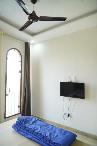 2BHK Luxury Villa In Mohali 1ST FLOOR - Stay Royal في Mohali: غرفة نوم بها سرير ومروحة سقف