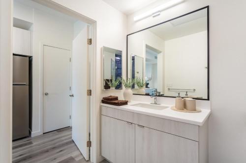 un bagno con un lavandino e un grande specchio di Boutique Mini 1 BD Residence a Los Angeles