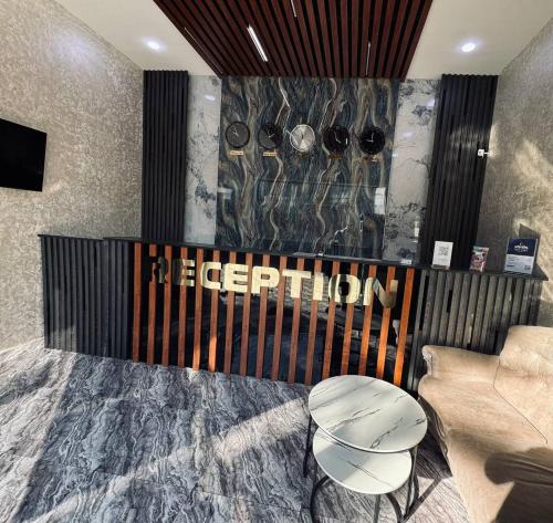 タシュケントにあるArt Tashkentのベッドとテーブルと椅子のある部屋