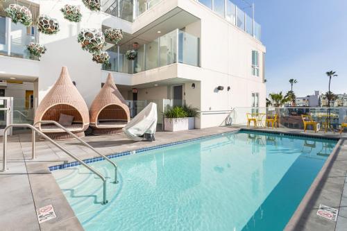 a swimming pool in front of a building at Boutique Mini 1 BD Residence in Los Angeles