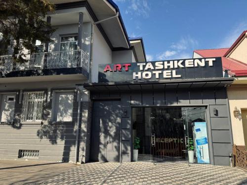 タシュケントにあるArt Tashkentのアートインスタレーションホテルの看板がある建物