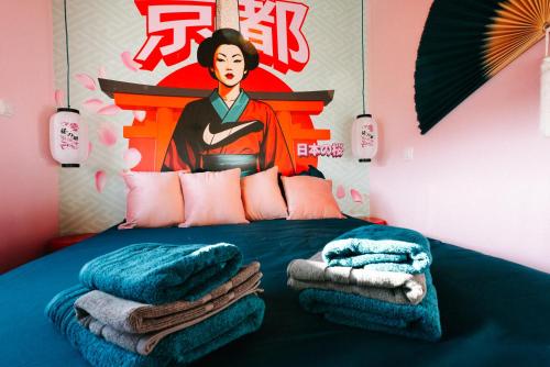 Ένα ή περισσότερα κρεβάτια σε δωμάτιο στο Voyage au Japon - Appart thématique et borne rétro