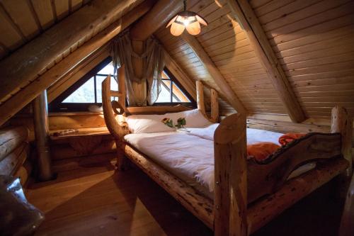 Tempat tidur dalam kamar di Village Cottage - Koča na vasi