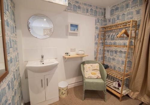 Et badeværelse på Pebbles Apartment By Air Premier