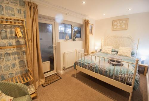 En eller flere senge i et værelse på Pebbles Apartment By Air Premier