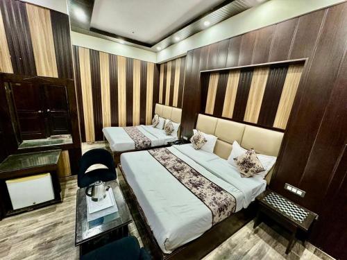 Postel nebo postele na pokoji v ubytování Hotel Radiance, Karol Bagh, New Delhi