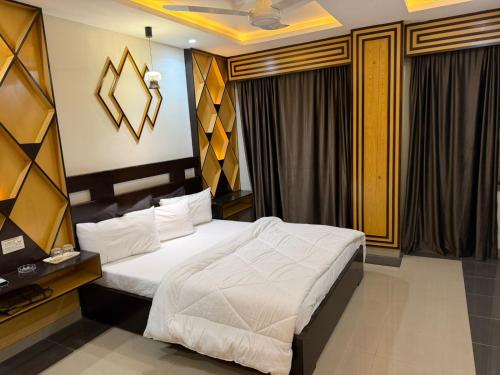 Postel nebo postele na pokoji v ubytování Osma Living Apartment Peshawar