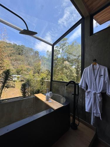 Un baño con lavabo y una gran ventana. en AlmazewÁ, en Ubaque