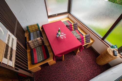 an overhead view of a small table and chairs at ニッポニア高原宿夢海月-ゆめみづき- in Ito